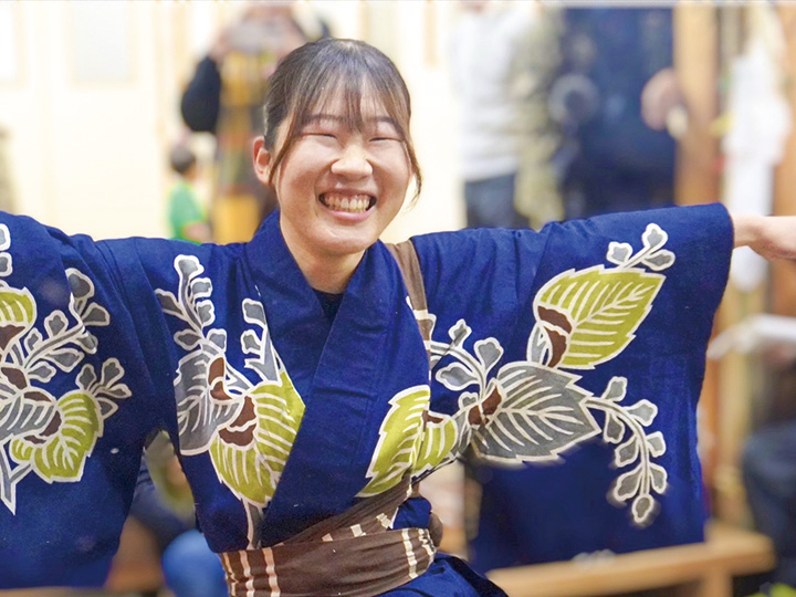 「花祭」で舞を披露する片桐さん