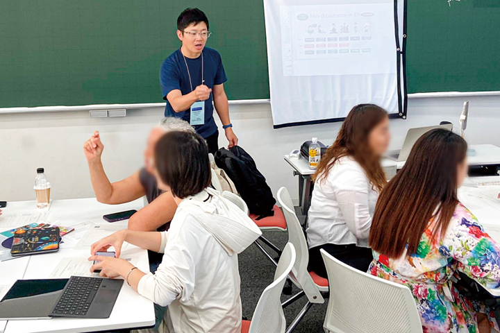 北海道で行われた多読国際学会で、海外の研究者向けにビブリオバトルのワークショップを行っている山内助教（中央）