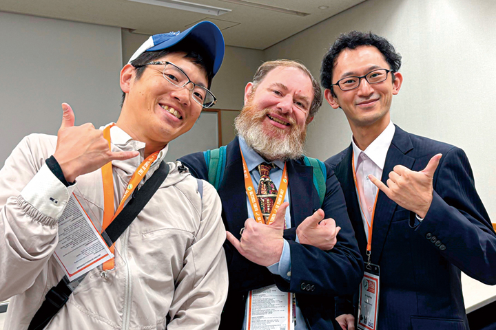 山内助教（左）が、全国語学教育学会（JALT）で、ハワイ大学に交換留学時の研究仲間と再会