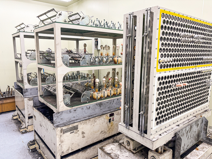 （図２）微生物培養室。温度が一定に保たれた部屋で試験管やフラスコに微生物を入れ培養する様子。