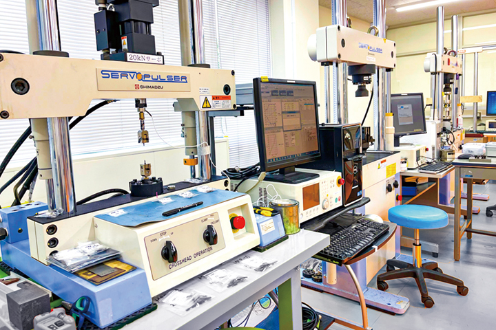 （写真１）材料の疲労損傷挙動を評価する疲労試験機