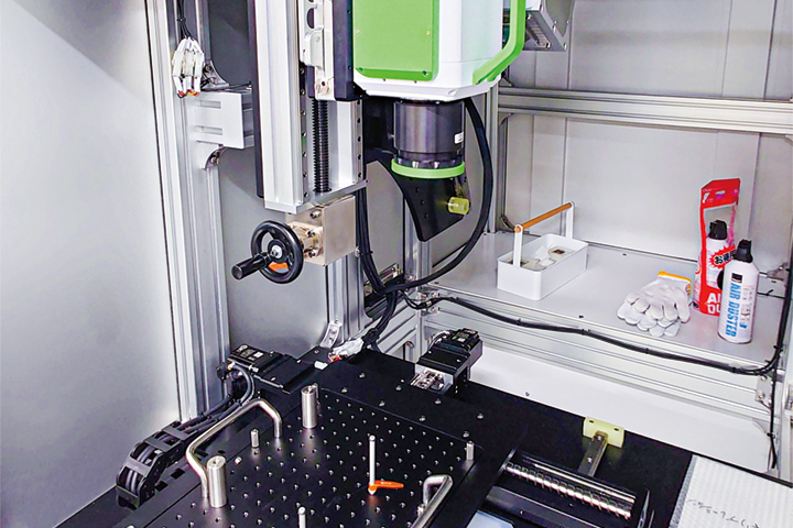 （写真２）材料に内在する欠陥を検知する赤外線サーモグラフィ